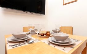 Beautiful 3 Bedroom Flat In Scott Ellis Gardens