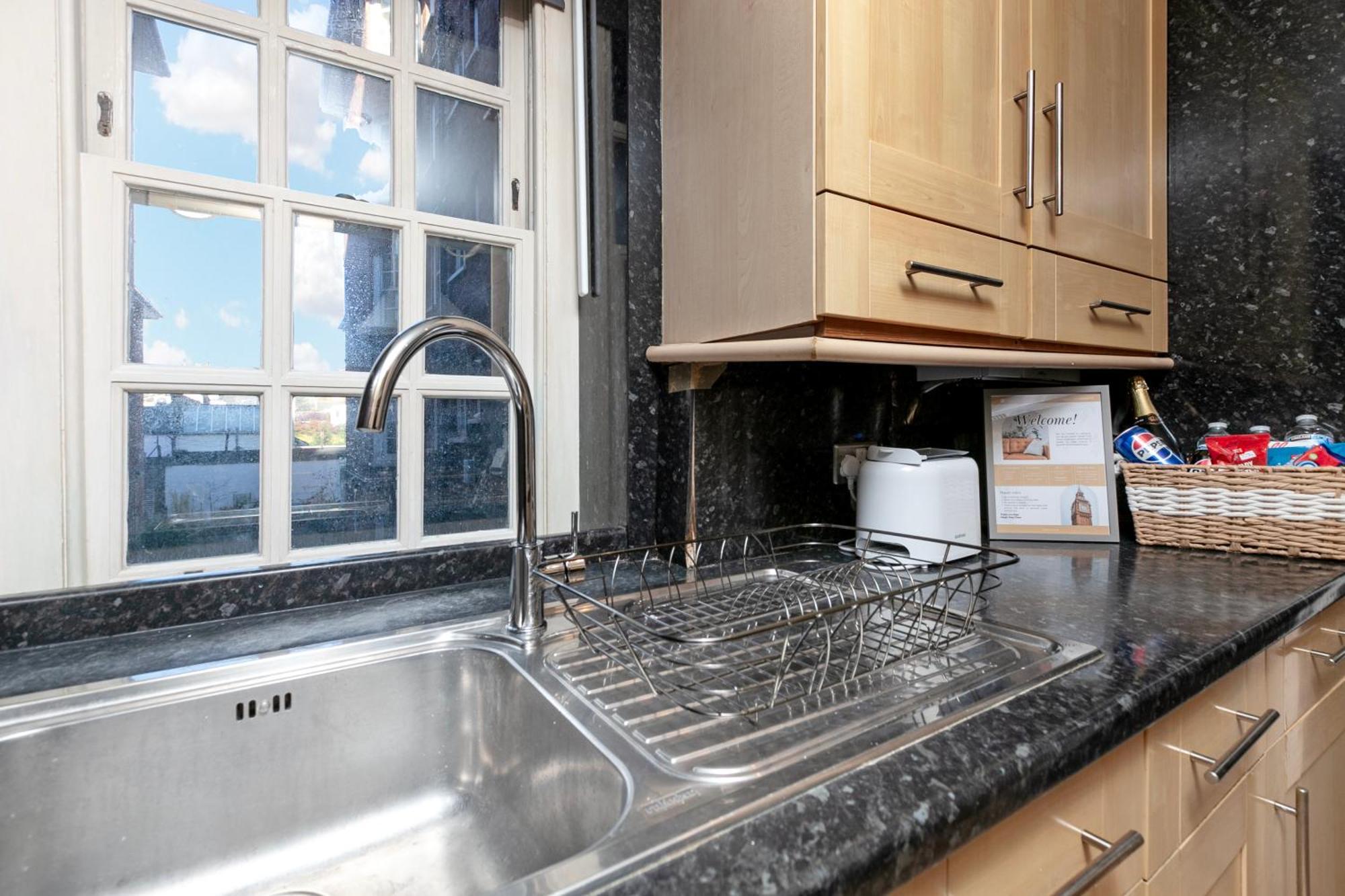 Beautiful 3 Bedroom Flat In Scott Ellis Gardens London Exterior photo